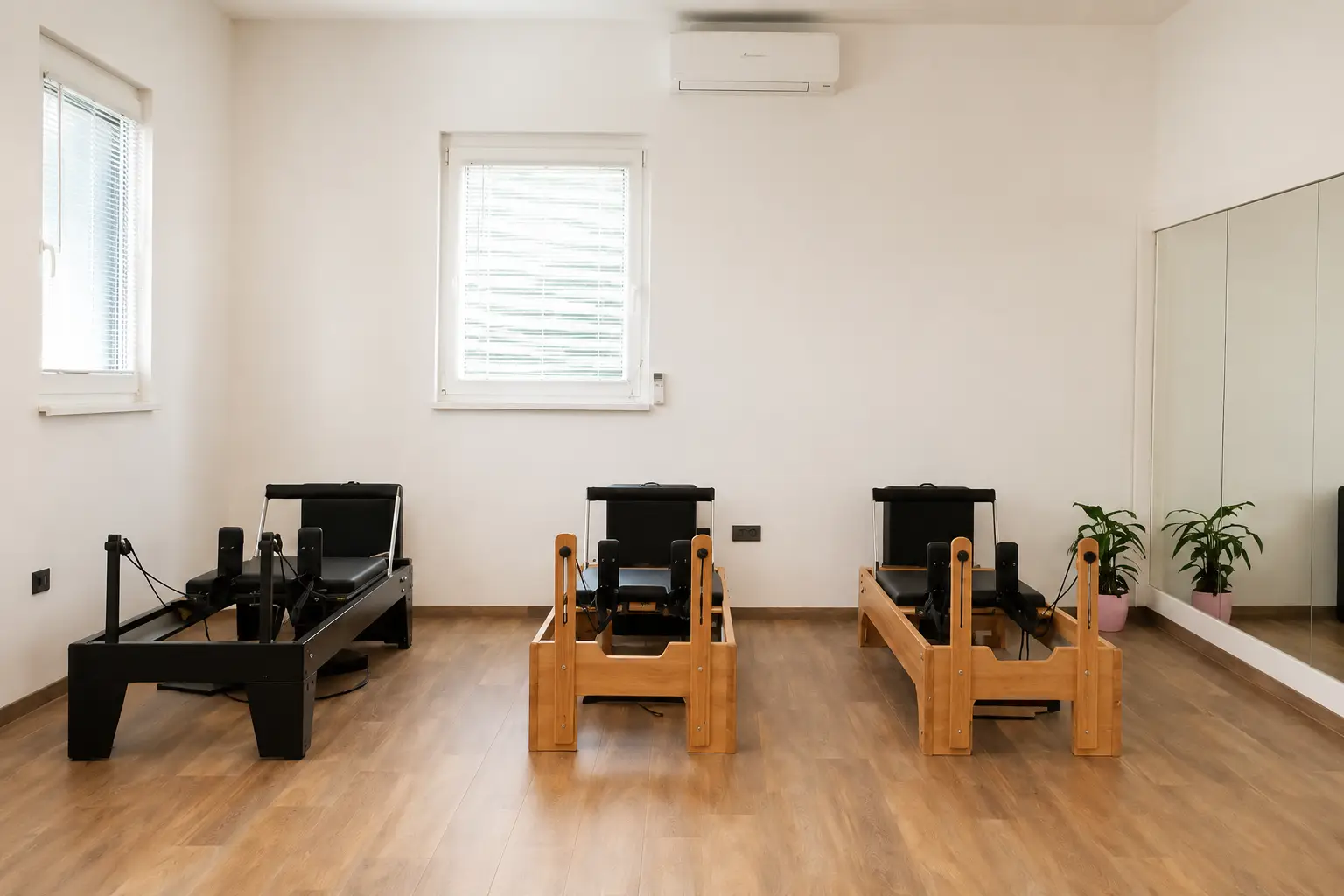 Trije pilates reformerji v studiu Pilates Plus Petra v Hrastniku